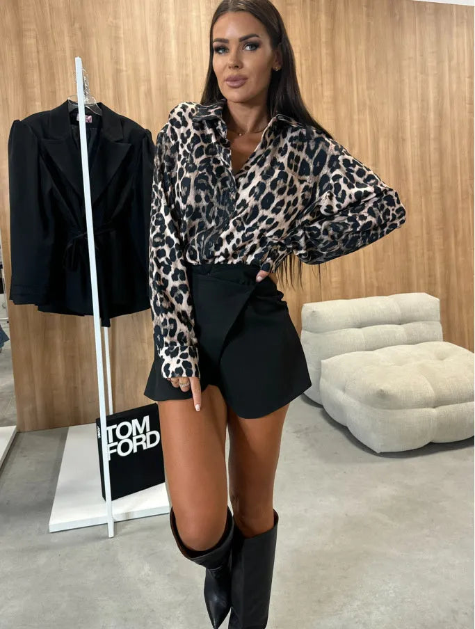 Vintage leopard print lapel single breasted loose pullover shirt with long sleeves and button front in polyester