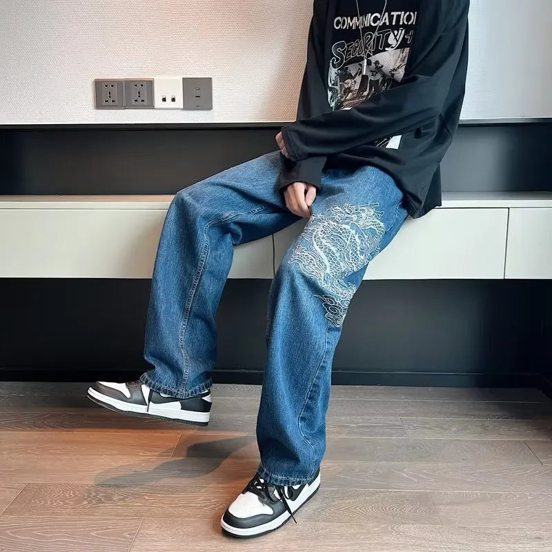 Men's loose embroidered jeans in Jinlong colour with polyester cowboy fabric and three-dimensional tailoring