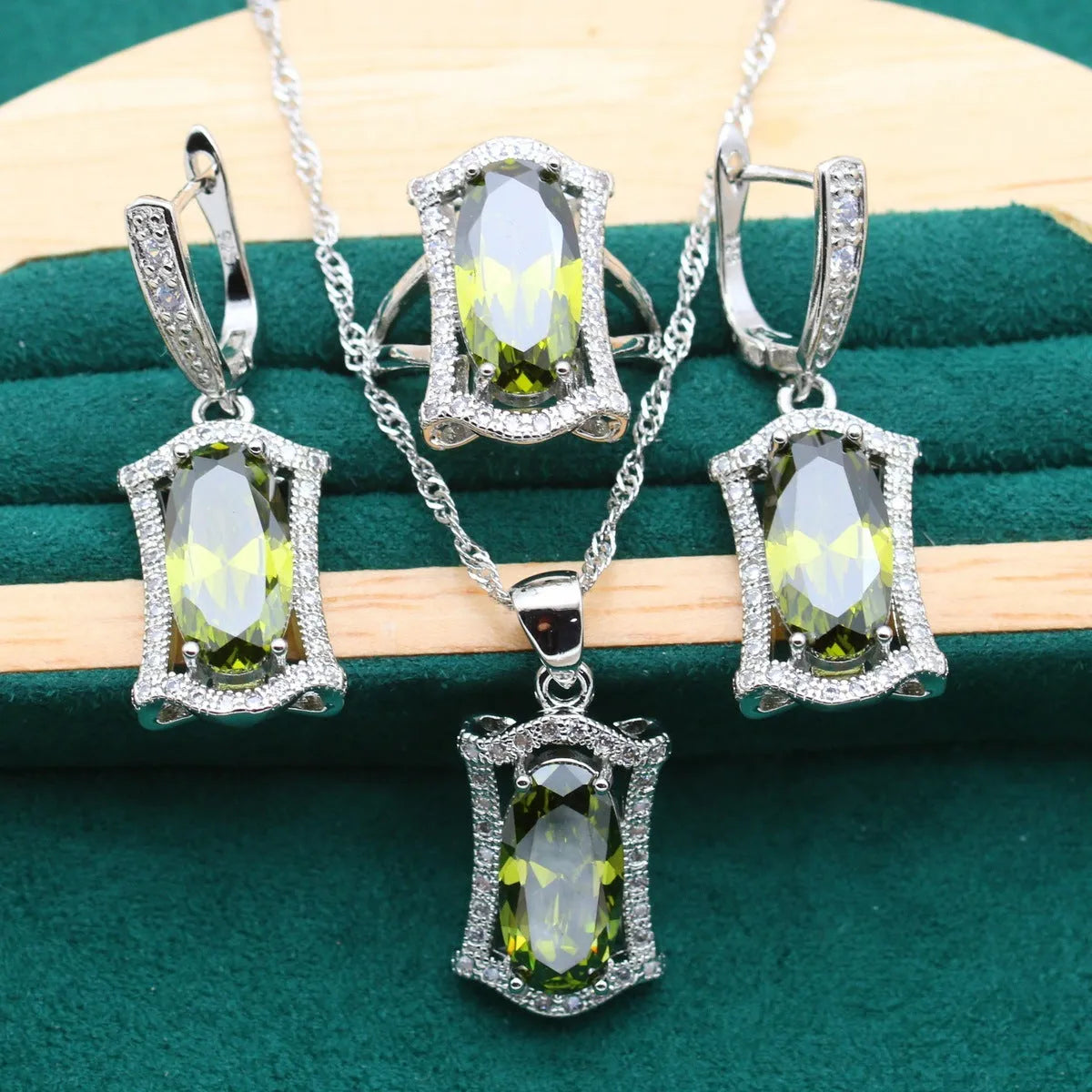 Anti-allergy zircon jewellery set with necklace, earrings, ring and bracelet in yellow or olive colours