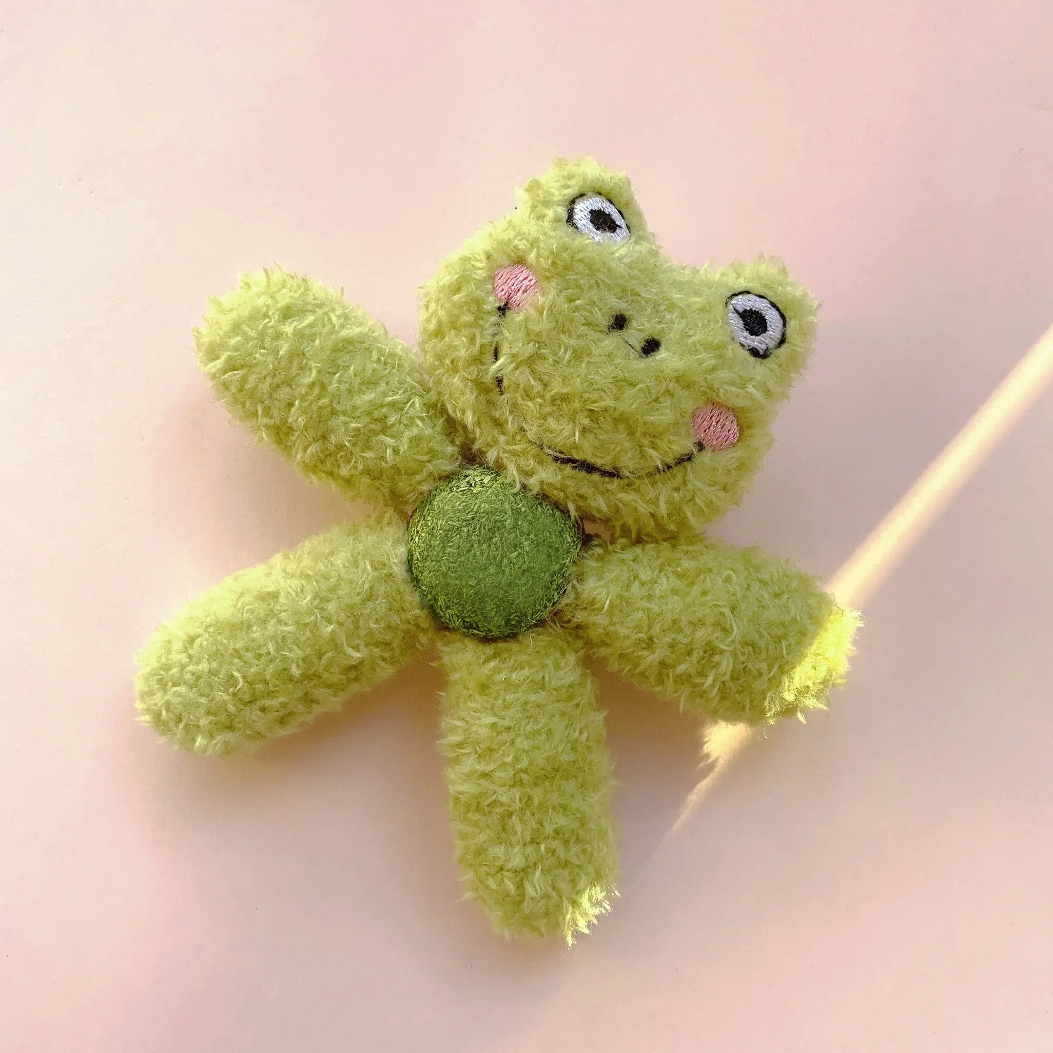 Edible catnip ball chewing toy for cats in animal designs, 12.5cm tall with cat grass filling