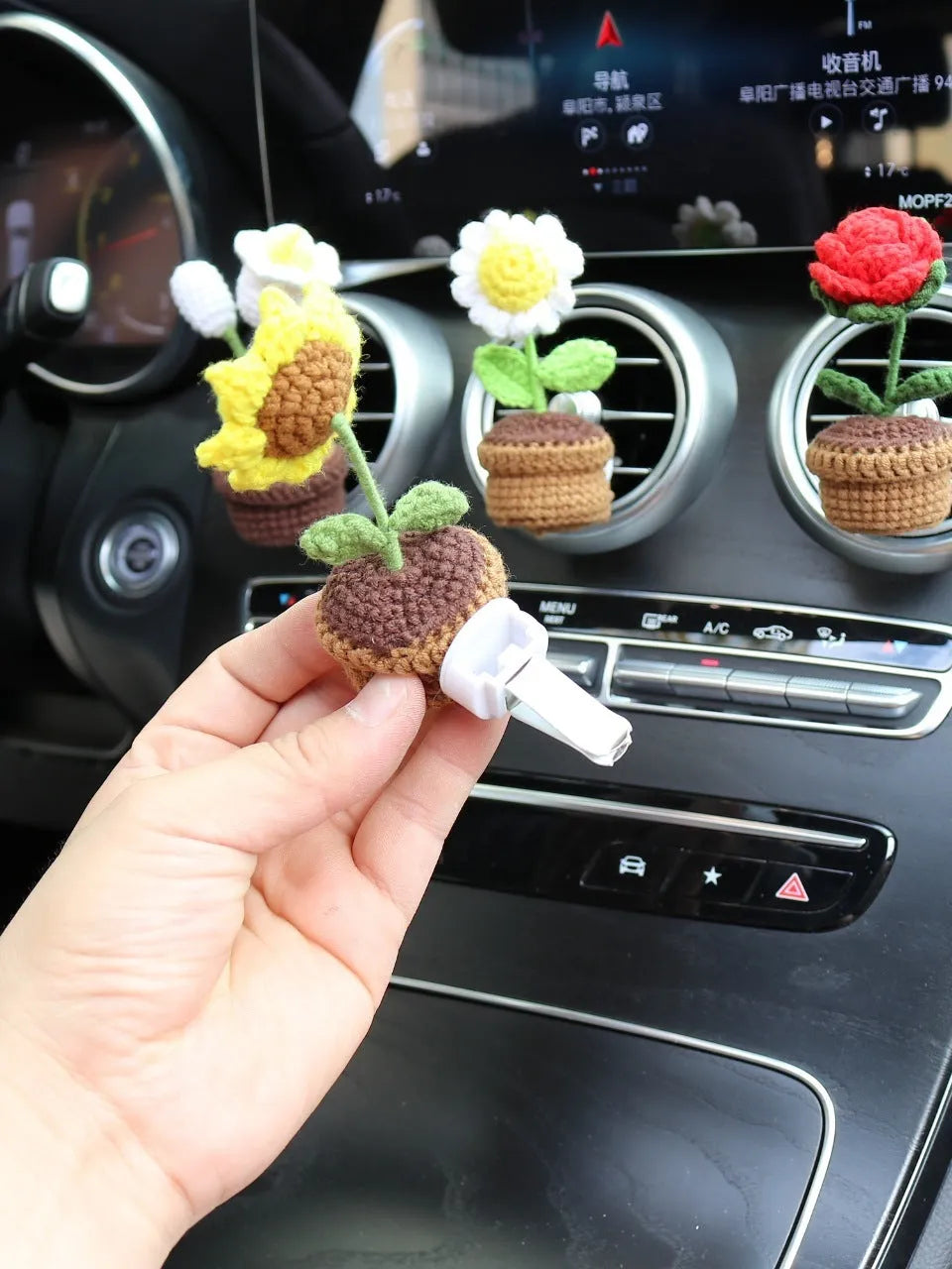 Car air vent clip-on aromatherapy diffuser with wool potted plant design measuring 4 by 8 centimetres