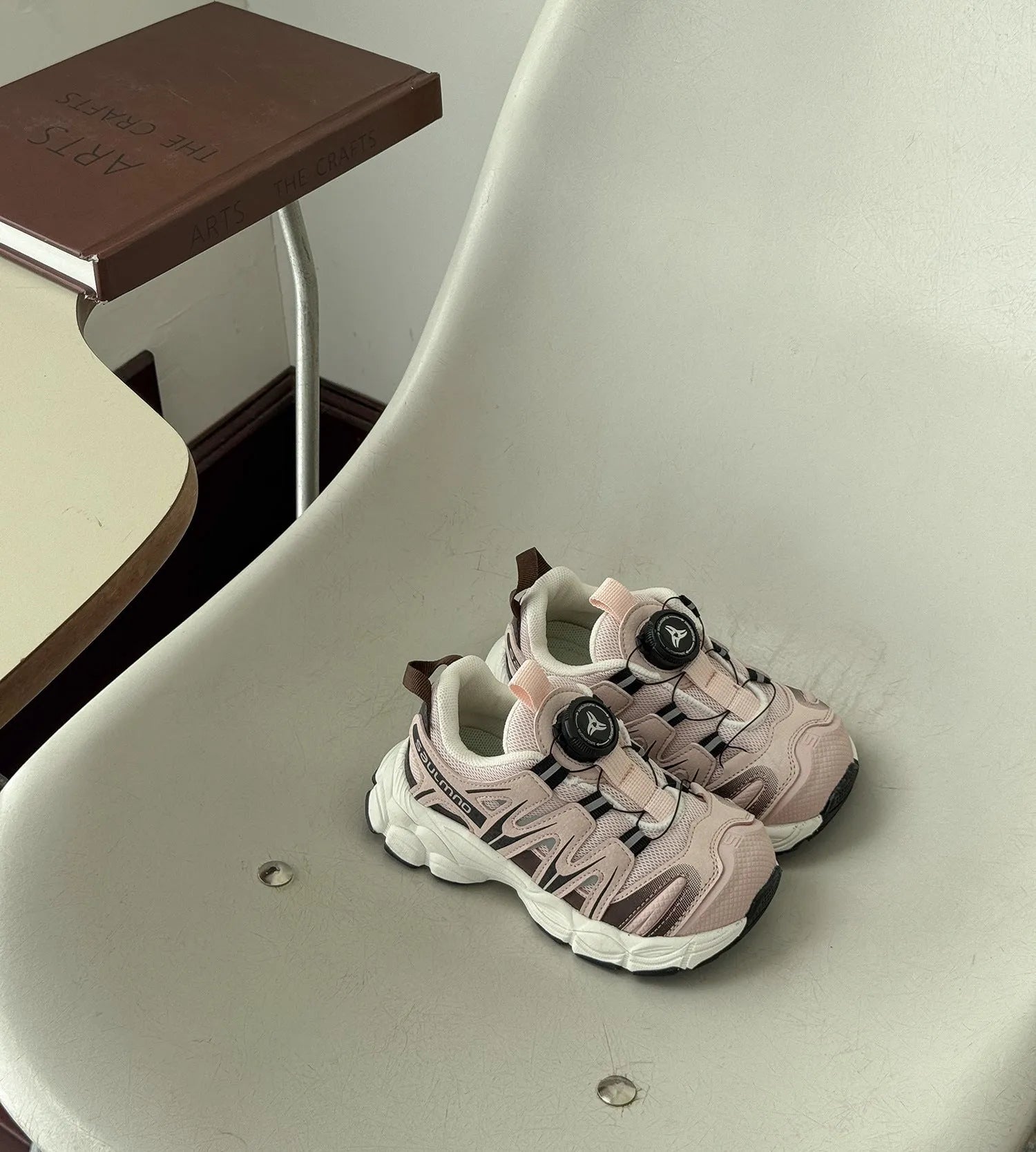 Girls' lightweight casual shoes in beige, made from PU leather and breathable mesh.