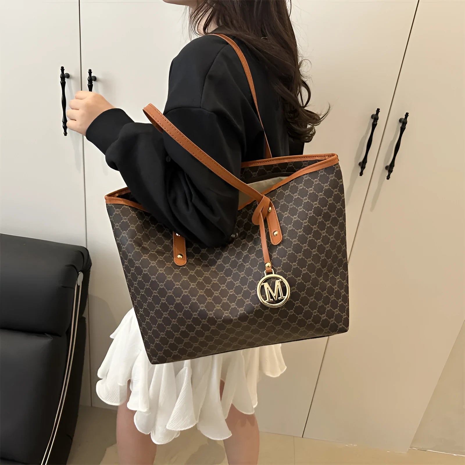 Western-style street trend shoulder bag in PU leather, shown in black with contrasting stitching.
