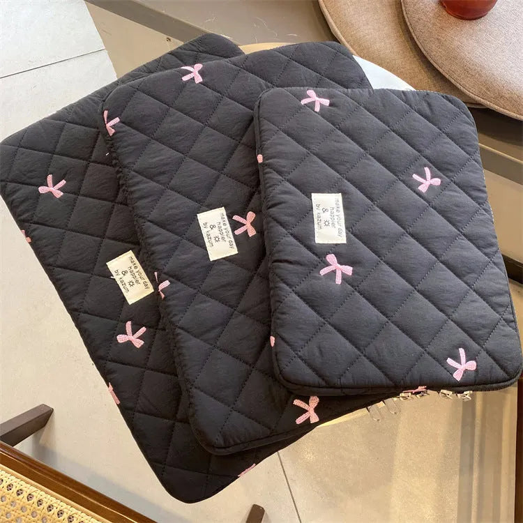 Nylon laptop storage bag with embroidered rhombus bow in light pink colour