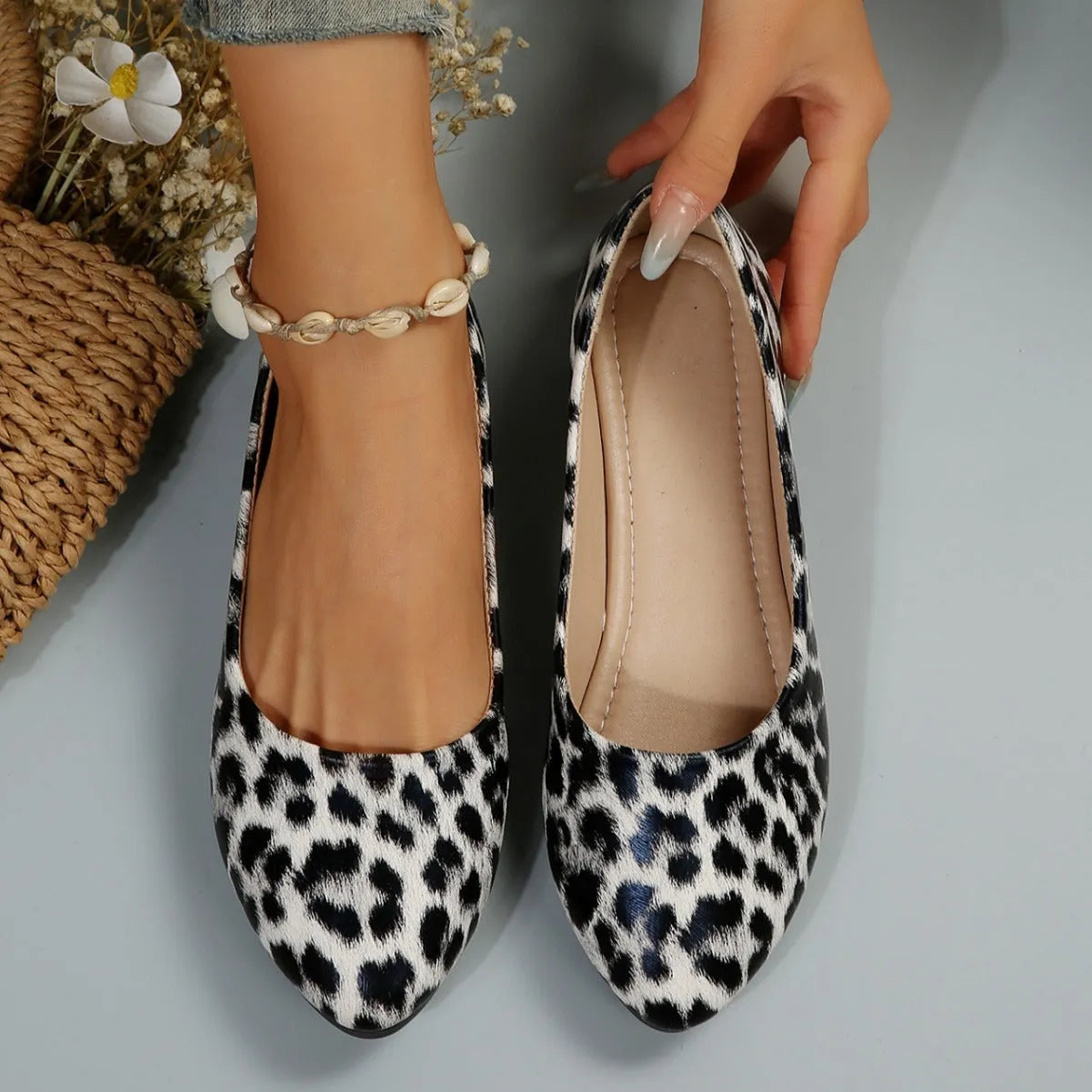 Women's flat pointed toe casual pumps in black with flat heel and rubber sole for leisure wear