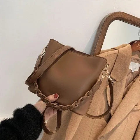 Retro woven one-shoulder crossbody bucket bag in khaki colour.