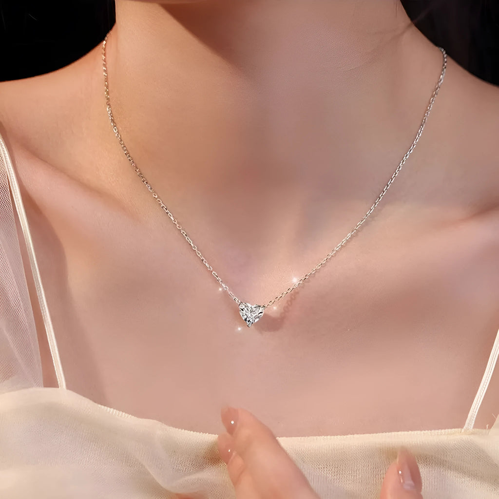 Silver-coloured copper necklace with heart-shaped pendant, simple style design for women