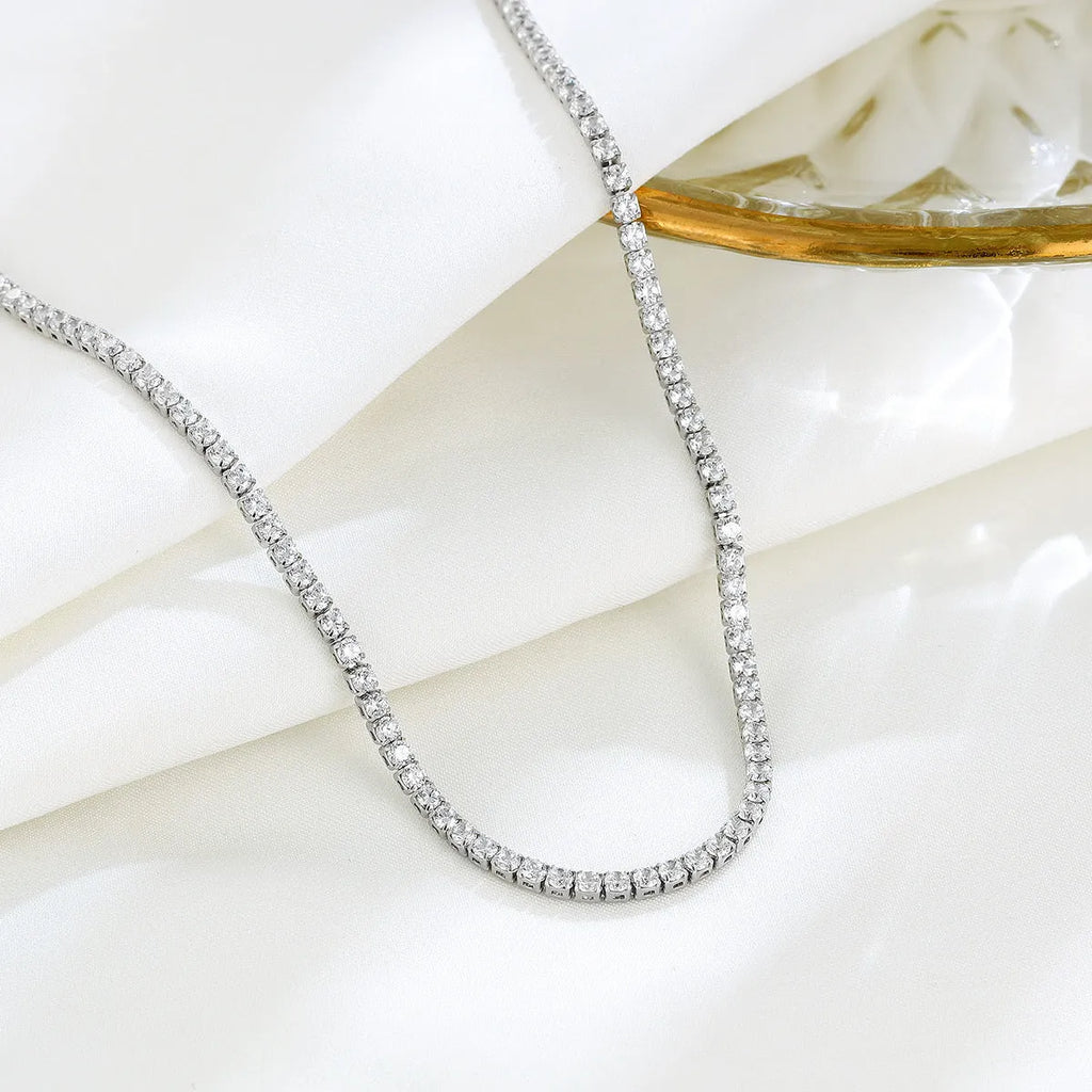 Women's sterling silver necklace with round design and diamond treatment in silver colour