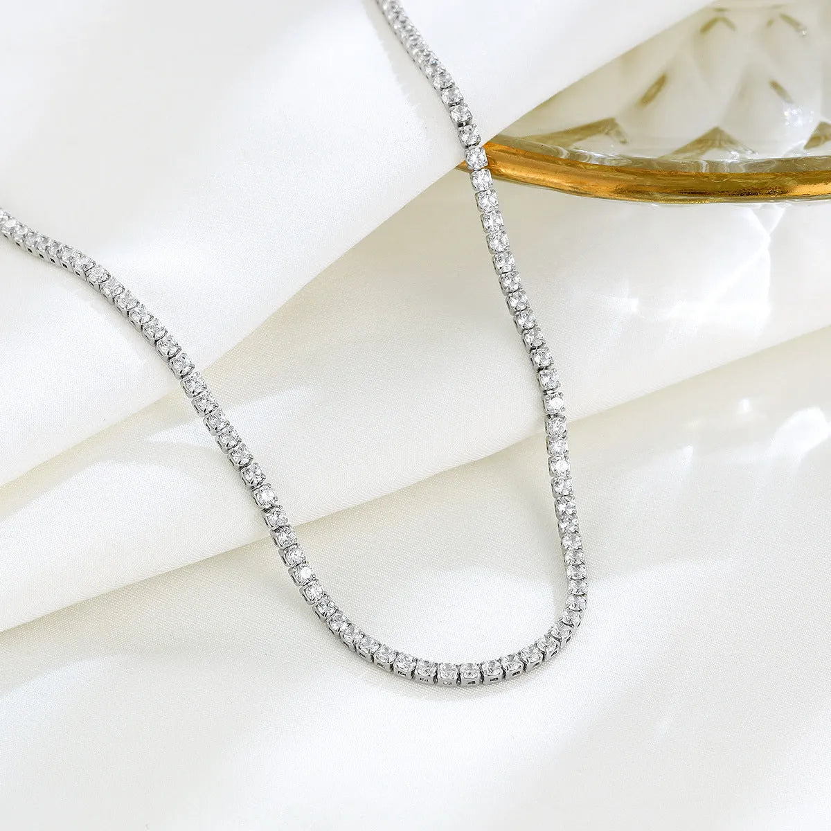 Women's sterling silver necklace with round design and diamond treatment in silver colour