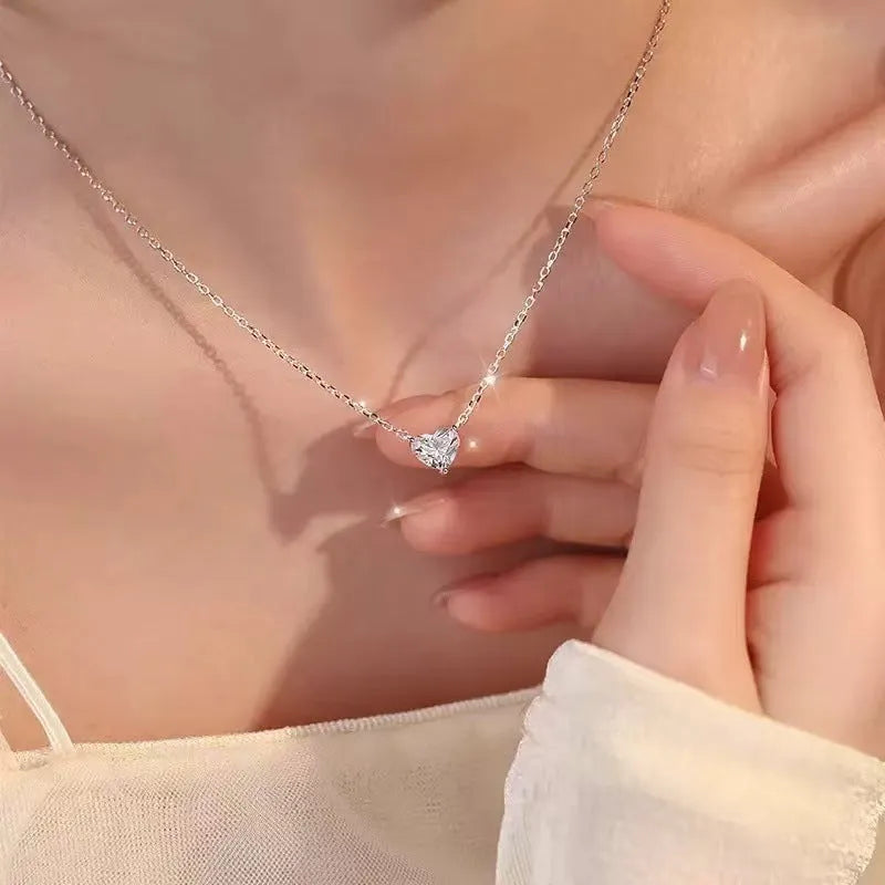 Silver-coloured copper necklace with heart-shaped pendant, simple style design for women