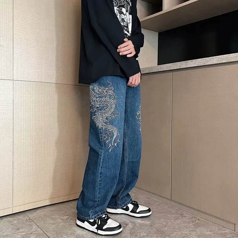 Men's loose embroidered jeans in Jinlong colour with polyester cowboy fabric and three-dimensional tailoring