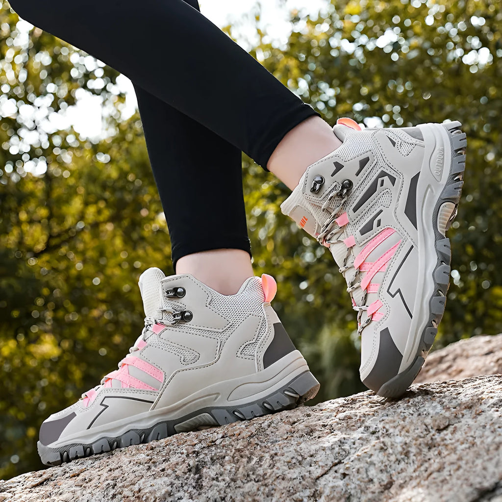 Women's low-top hiking sneaker in flannel with rubber sole, shown in colour options.