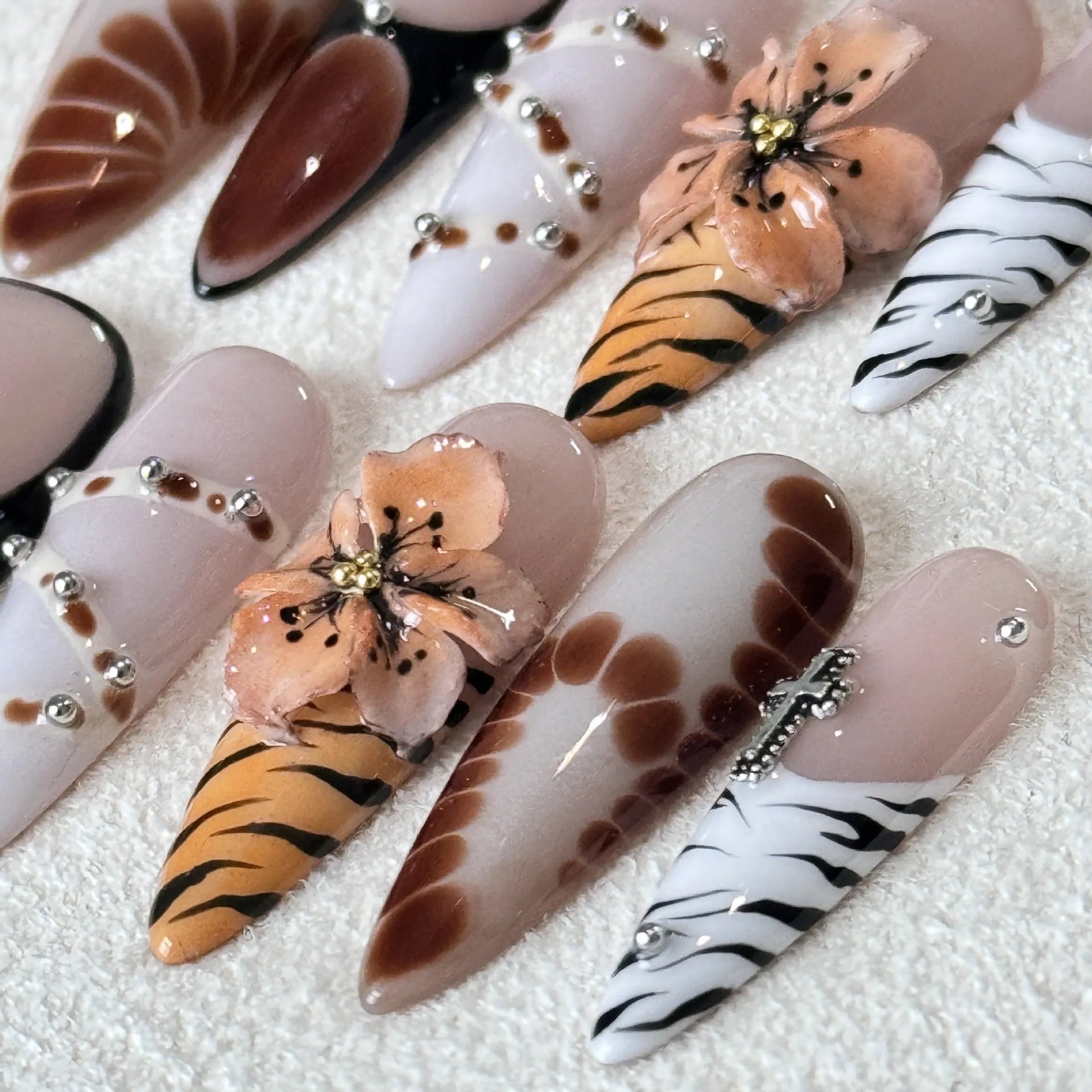 Leopard print press-on nails with cross and flower patterns in four sizes