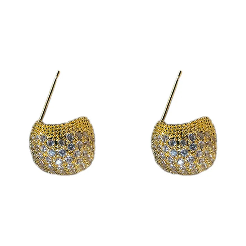 Drop-shaped geometric golden beans and diamond ear clip earrings in gold and white colours.