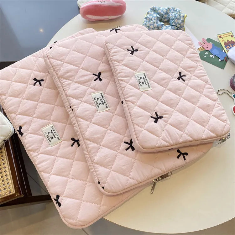 Nylon laptop storage bag with embroidered rhombus bow in light pink colour