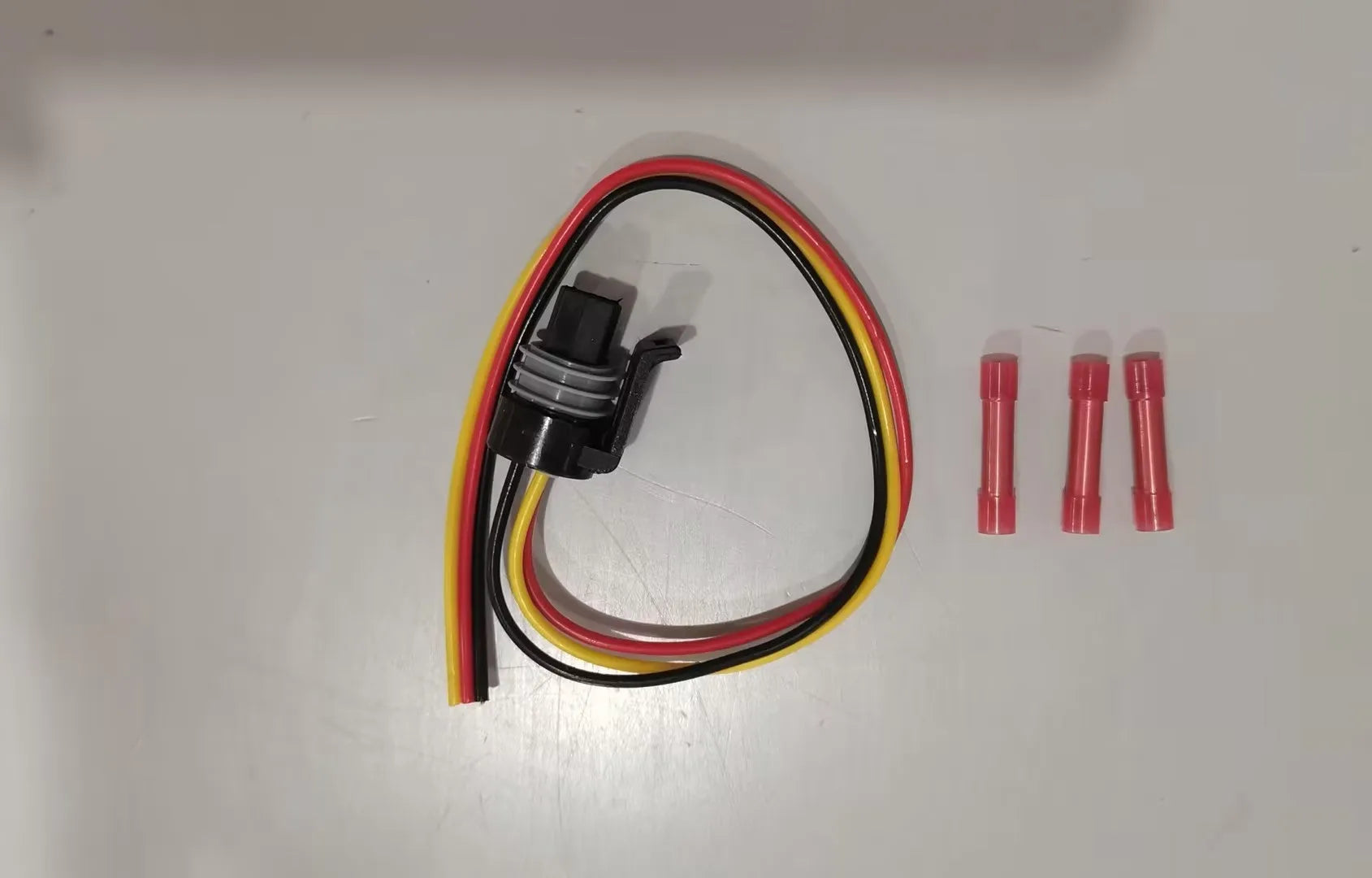 Ford F6TZ-9F838-A pressure sensor with connecting line for F4 and F6 common rail engines.