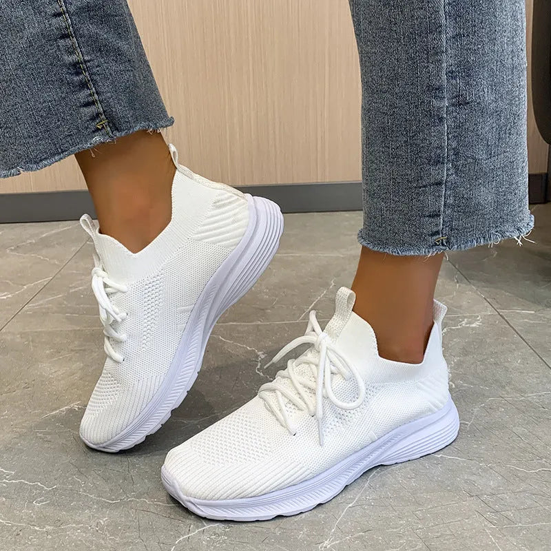 Women's Flyknit mesh running shoes in low-top tennis style with rubber sole