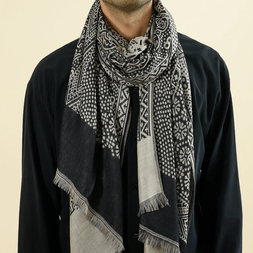 Yarn-dyed jacquard scarf with totem pattern, 65x195cm, black colour, unisex street style
