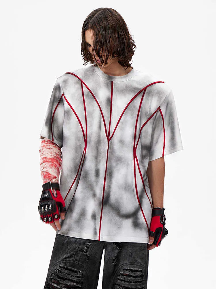 Padded shoulder short sleeve T-shirt with three-dimensional line patchwork on a round neck.