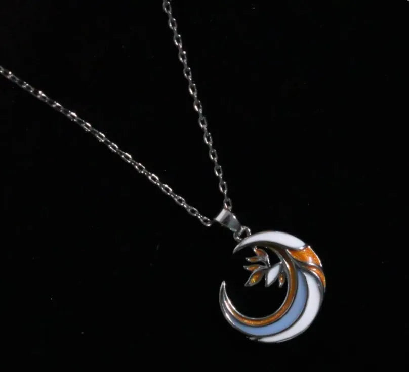Handmade gold alloy crescent necklace with moon pattern pendant on clavicle chain