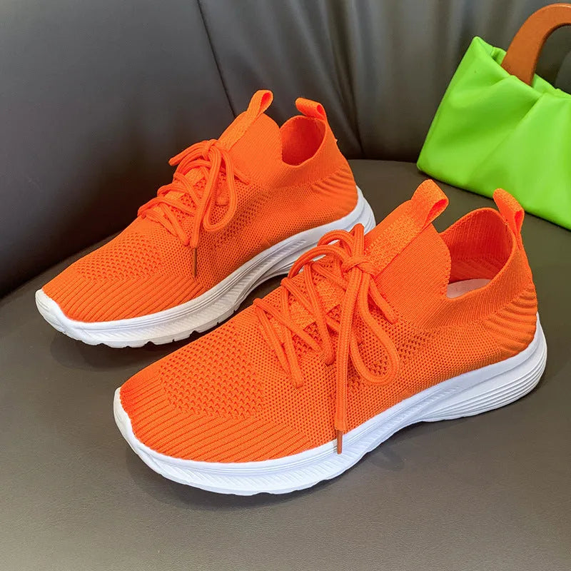 Women's Flyknit mesh running shoes in low-top tennis style with rubber sole