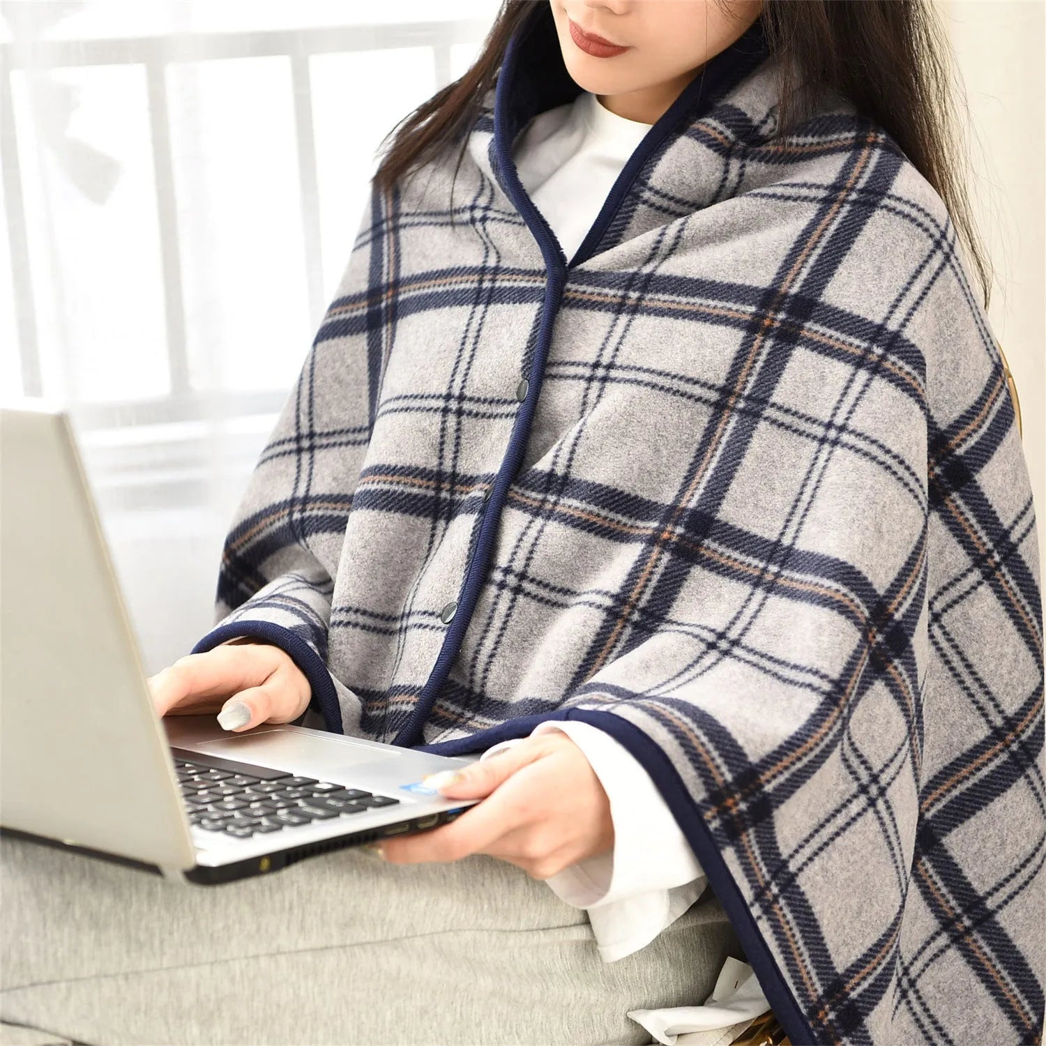 Japanese style polyester shawl blanket in stripe pattern, available in 80x130cm or 100x140cm, for office or winter nap use