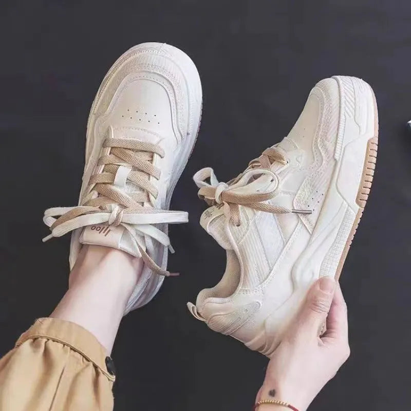 Women's low-top casual sneakers with height-increasing rubber soles in beige or pink colours