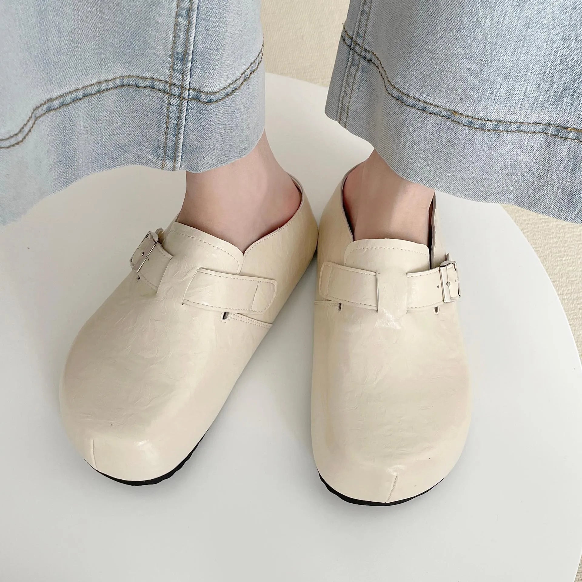 Flat buckle casual sneakers in yellow with round toe design for student commuting wear