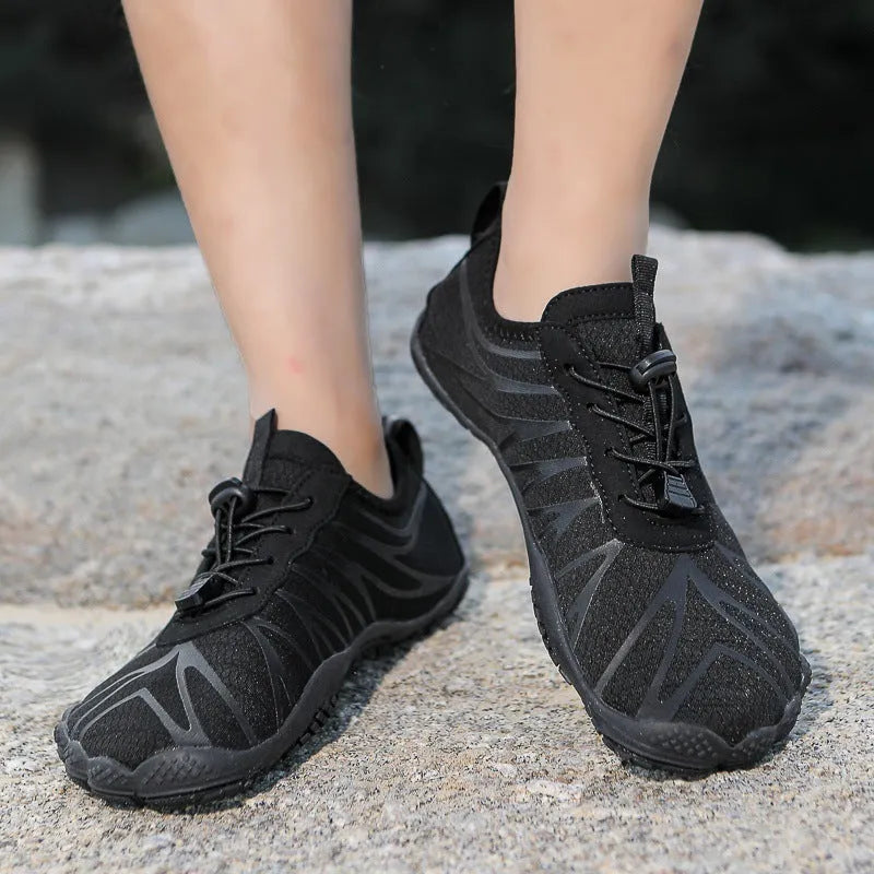 Men's and women's low-top breathable sports running shoes with a rubber sole in various colours