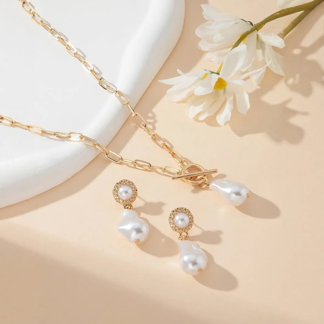 Gold-coloured retro baroque necklace and earring set with pearl decorative elements for women
