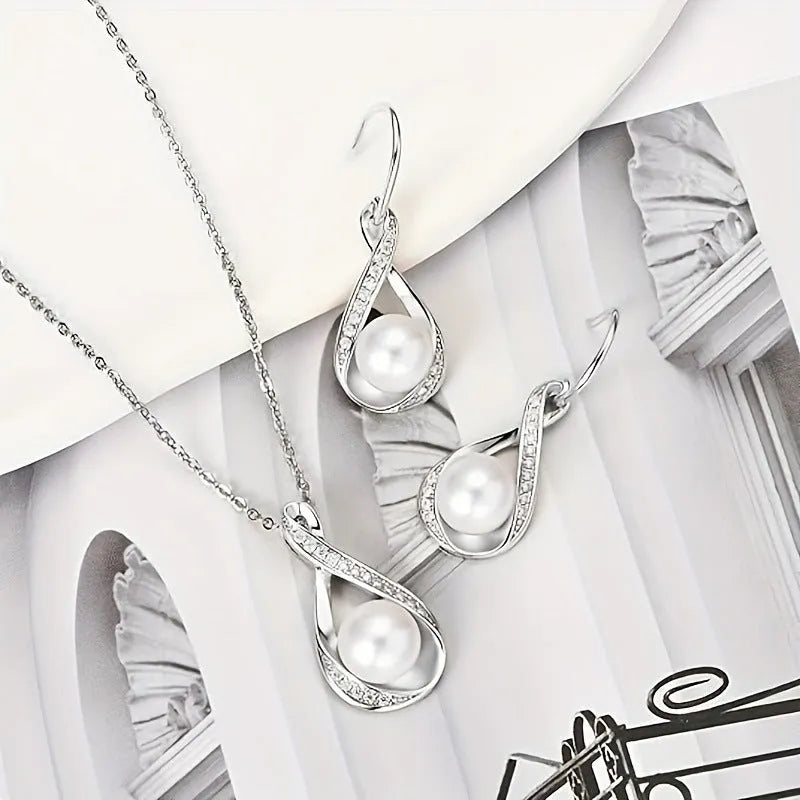 Alloy simulated pearl clavicle chain with diamond inlaid heart pendant, gold finish, on a white background