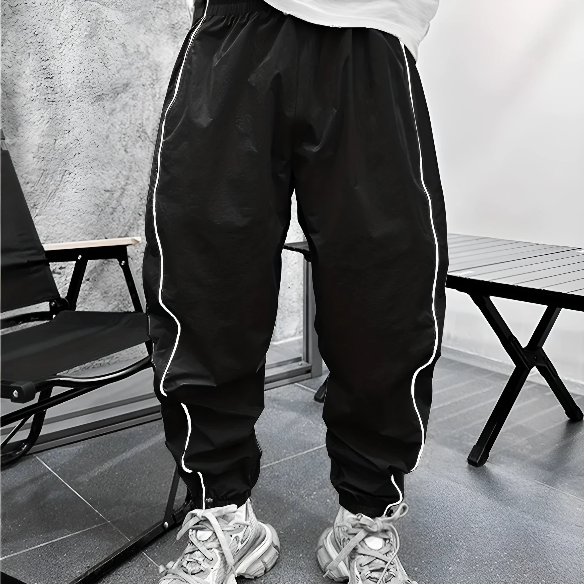 Man wearing blue bamboo fibre cropped sports trousers with a loose fit and high elasticity.