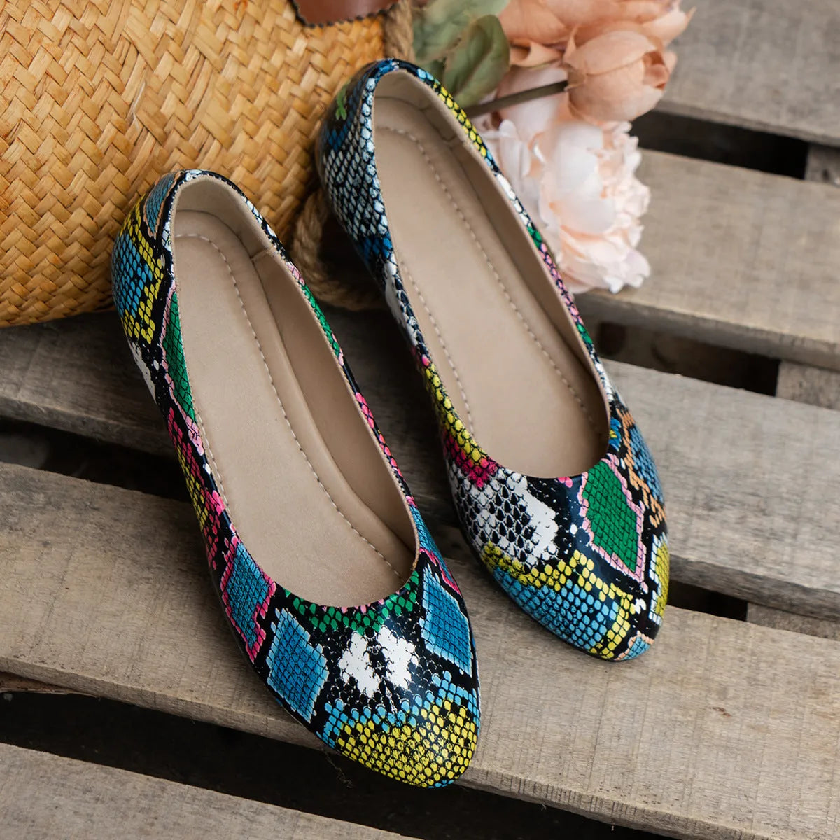 Women's flat pointed toe casual pumps in black with flat heel and rubber sole for leisure wear