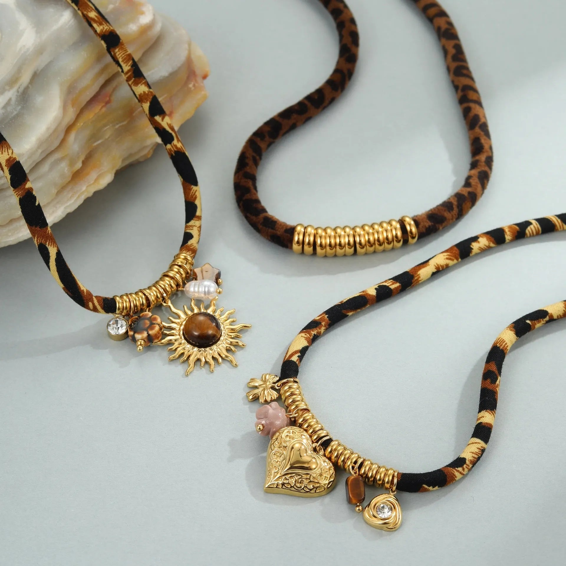 Geometric leopard pendant stainless steel necklace with 41-50 cm chain and electroplated 18K gold finish