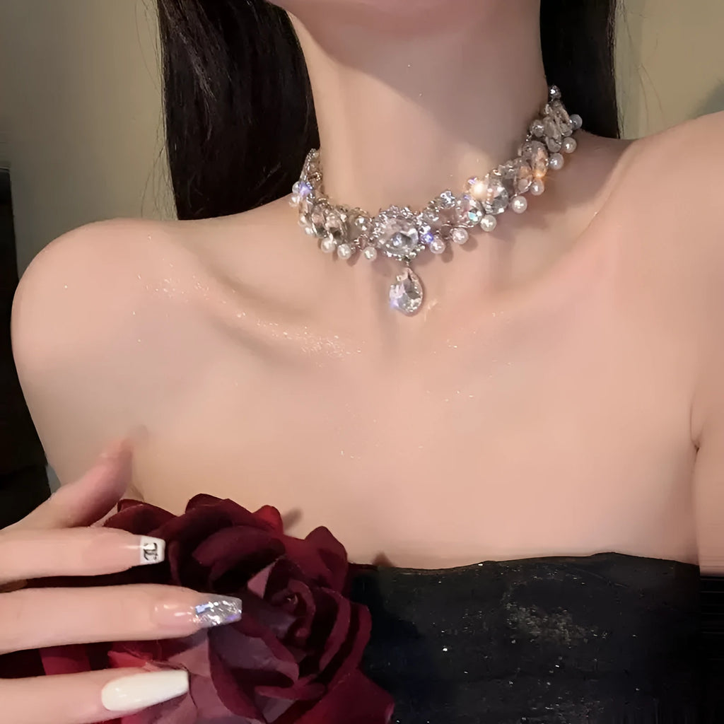 European and American exaggerated rhinestone pearl necklace in silver alloy with rhinestone inlay