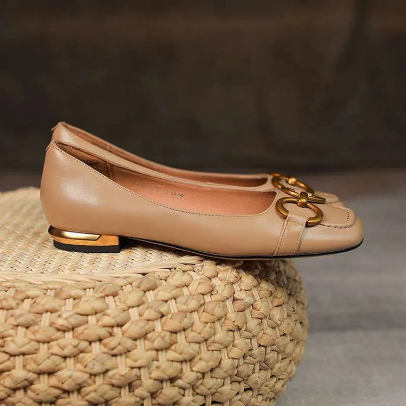 Women's low heel Wanwan Lei style pumps with square toe and metal flat accents in black colour