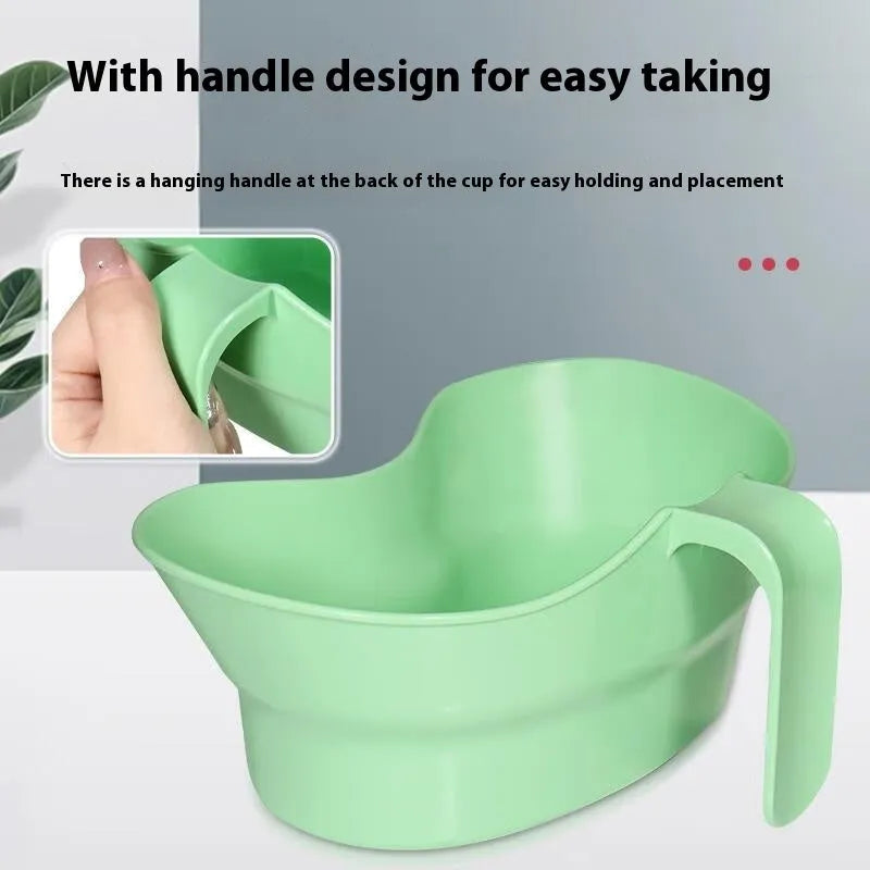 Green plastic gargle cup for bedridden elderly oral care with modern simplicity design