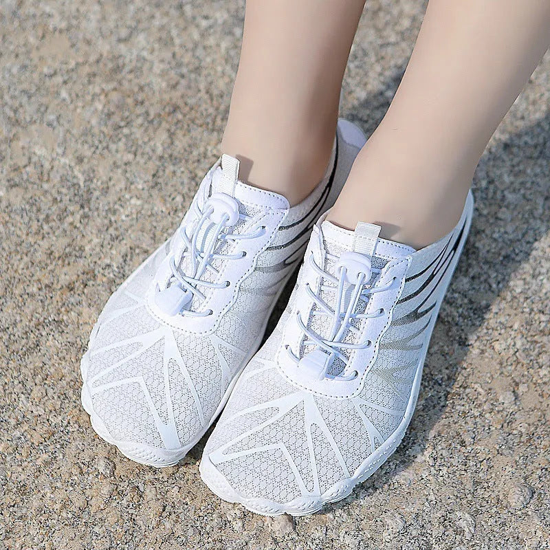 Men's and women's low-top breathable sports running shoes with a rubber sole in various colours