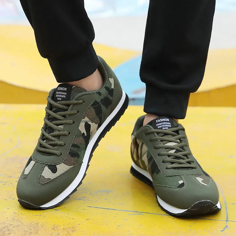 Camouflage pattern suede sports shoes with low-top design and foam sole
