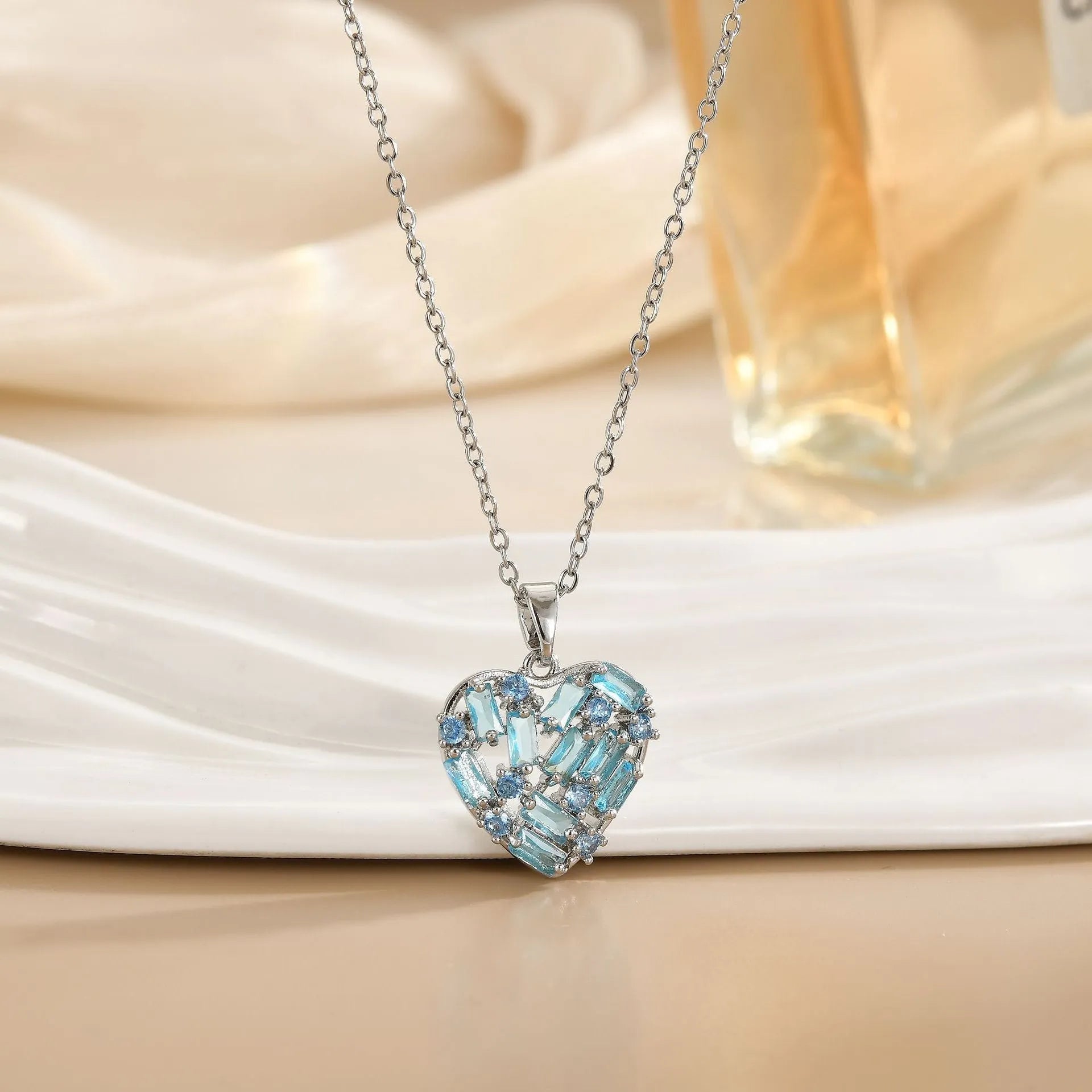 Heart-shaped copper pendant necklace with zircon, gold blue finish, O-ring chain, women's jewellery