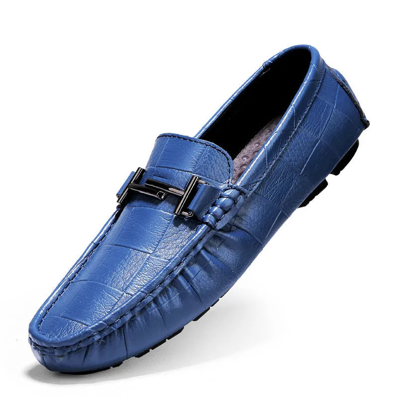 Men's low-cut leather casual shoe with a silver buckle fastener on a flat rubber sole.