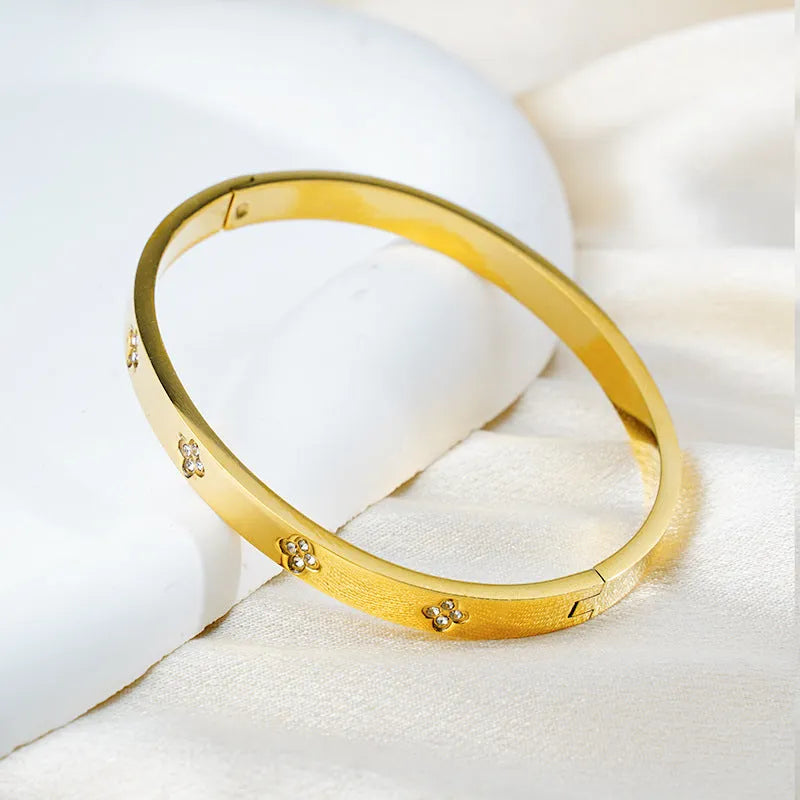 European and American four-leaf clover diamond bracelet in stainless steel with electroplated finish, available in gold, rose gold, or steel
