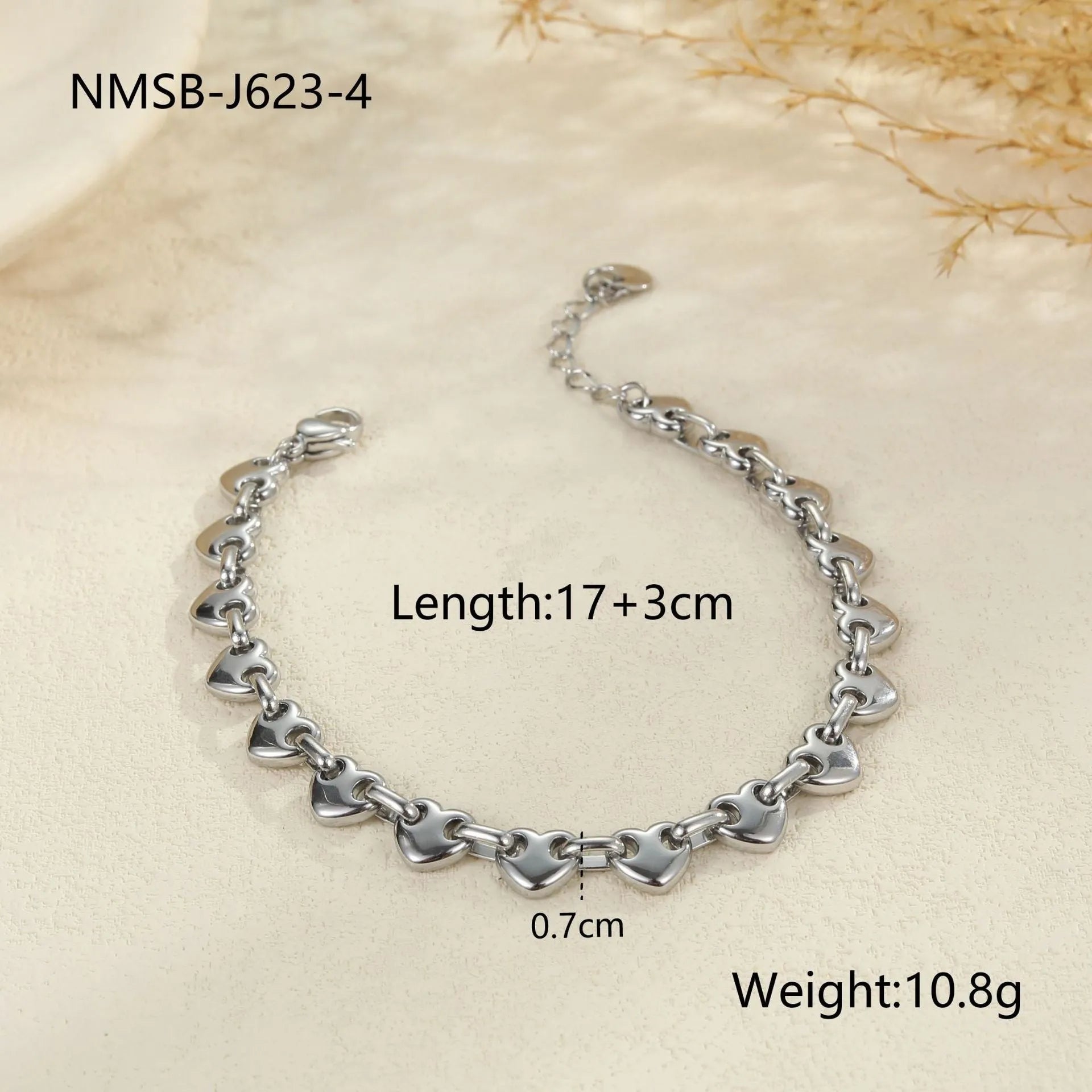 Hollowed-out geometric heart bracelet in stainless steel with gold electroplated finish
