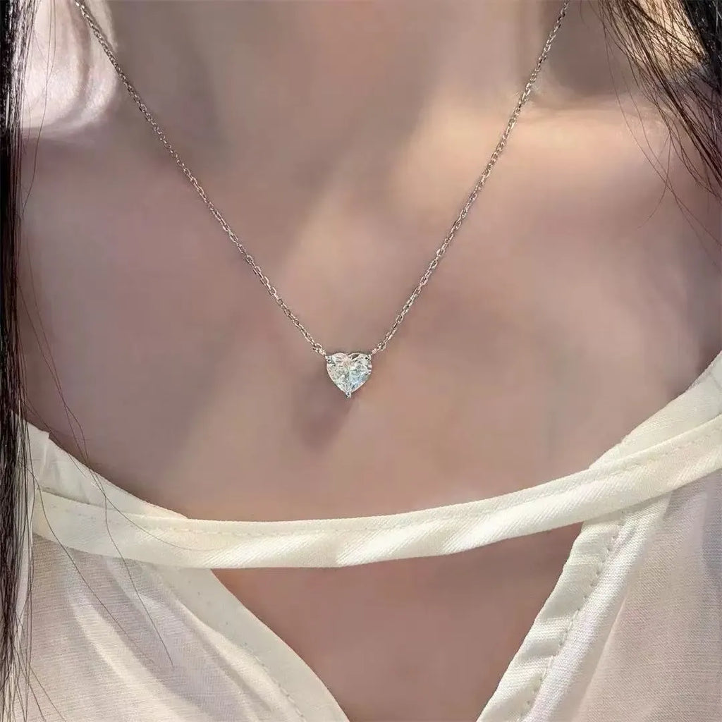 Silver-coloured copper necklace with heart-shaped pendant, simple style design for women