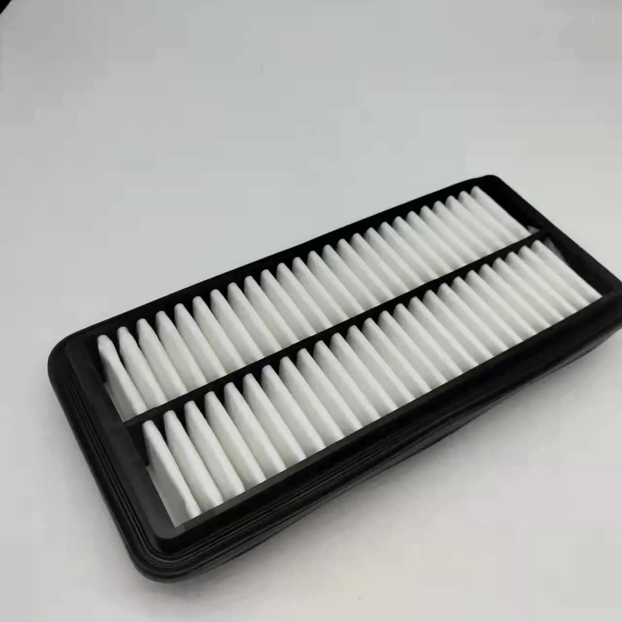 Black Hyundai car air filter with 256mm x 113mm x 40mm dimensions