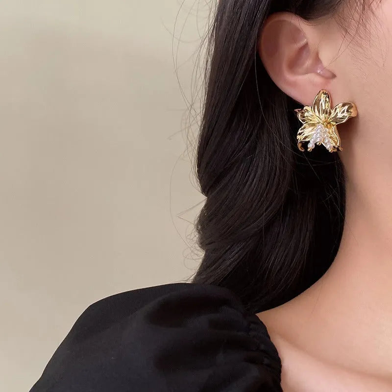 Gold H1795 metal flower earrings with exaggerated design and personalised pearl accents