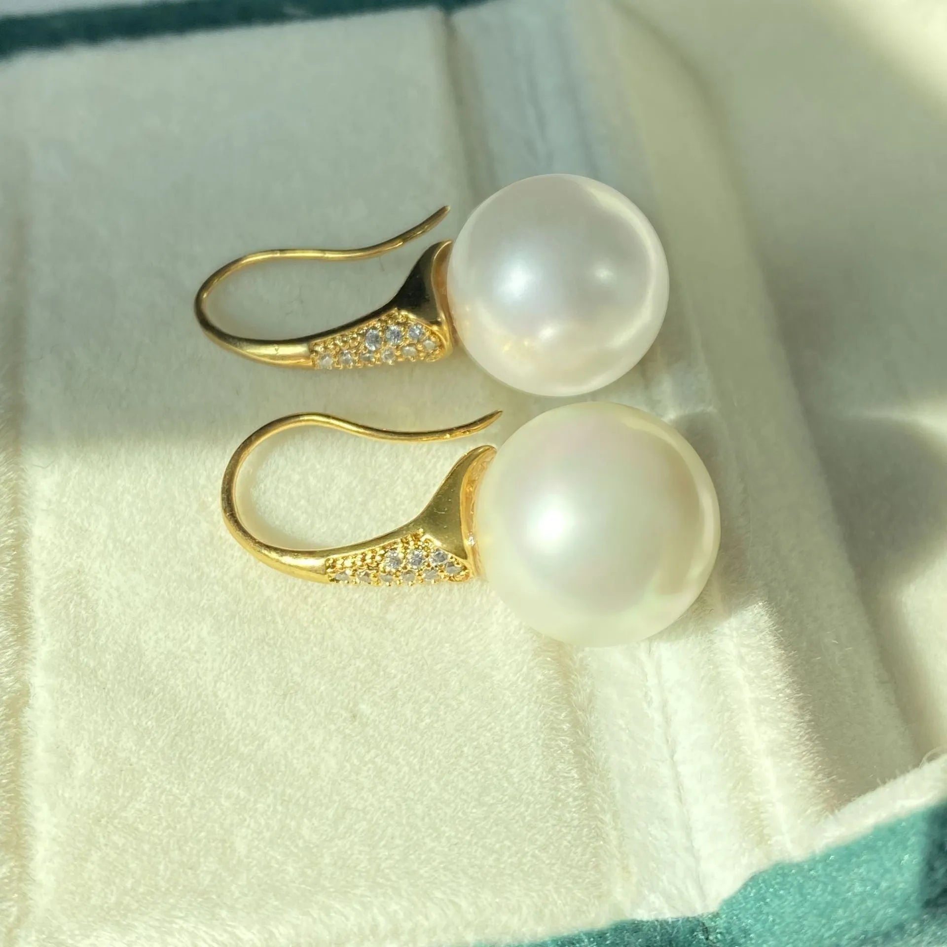 Geometric shell pearl drop earrings for women, one pair, fashionable OL style, pearl eardrops