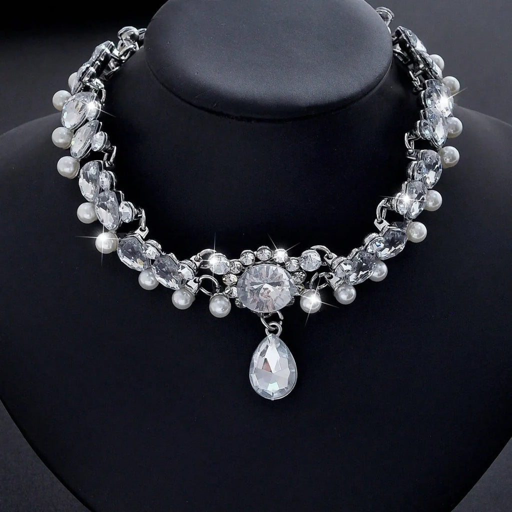European and American exaggerated rhinestone pearl necklace in silver alloy with rhinestone inlay