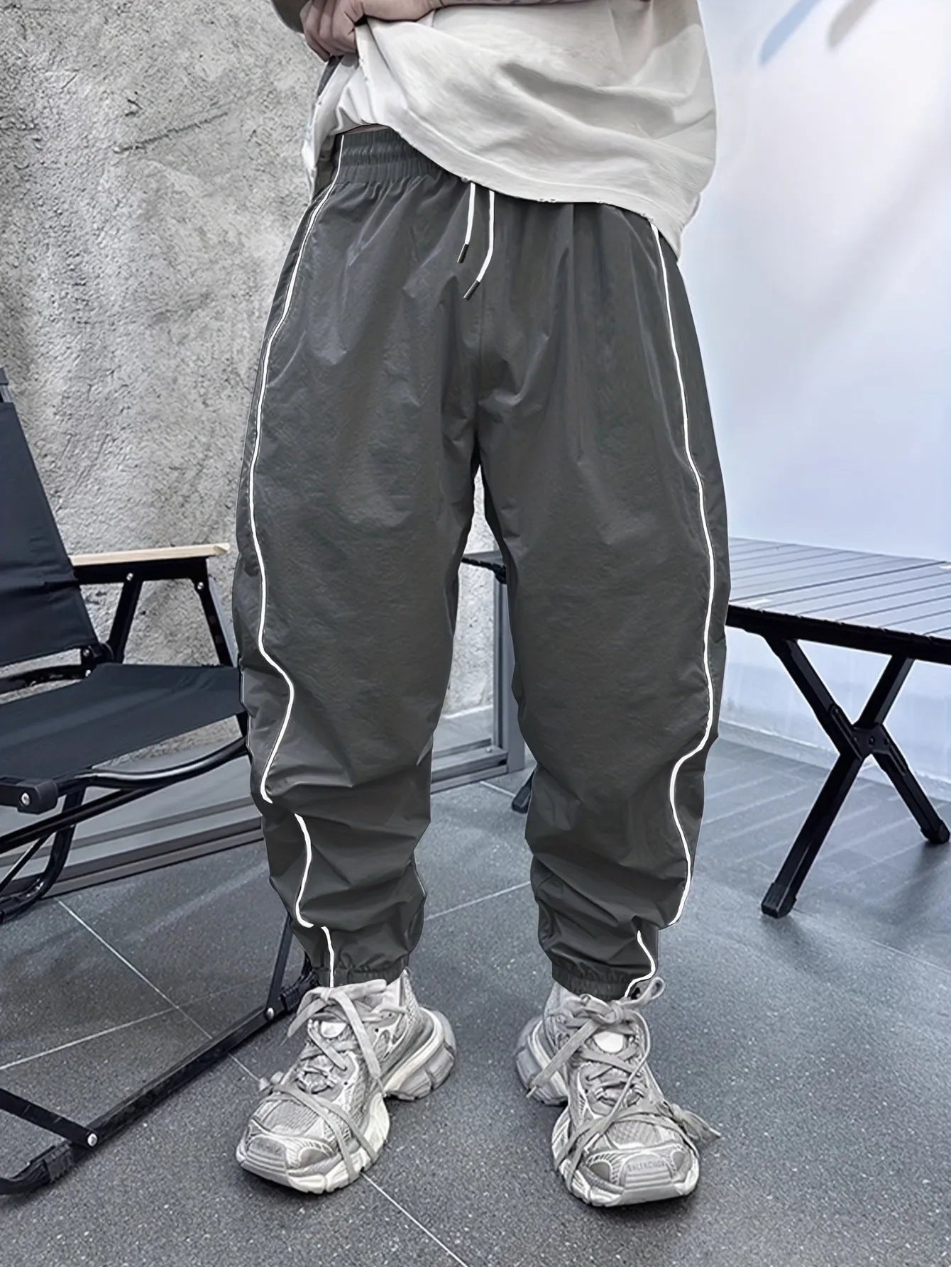 Man wearing blue bamboo fibre cropped sports trousers with a loose fit and high elasticity.
